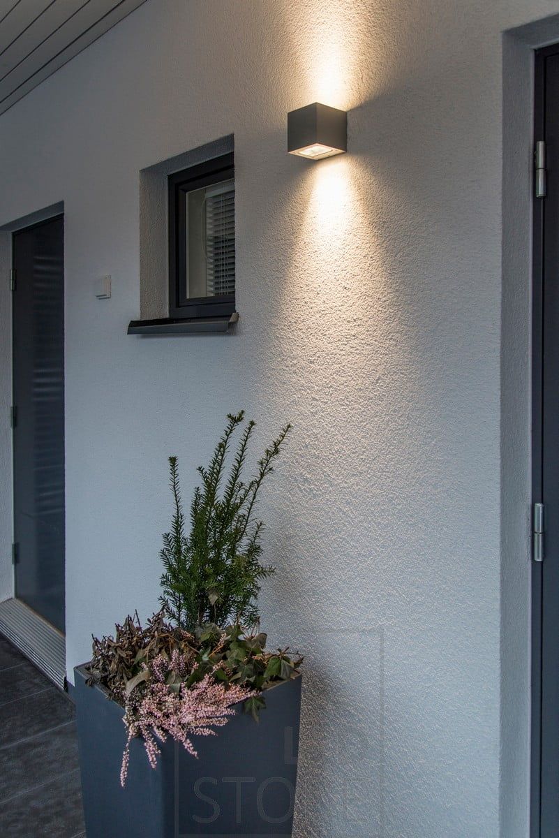 CUBIC OUT 2 is a wall luminaire for outdoor use, providing a warm and atmospheric light.